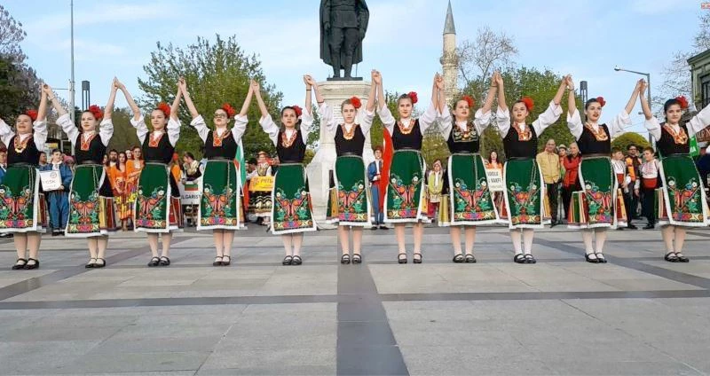 BULGAR FOLKLOR EKİBİ VE VATANDAŞLAR EDİRNE’DE ANKARA HAVASI OYNADI