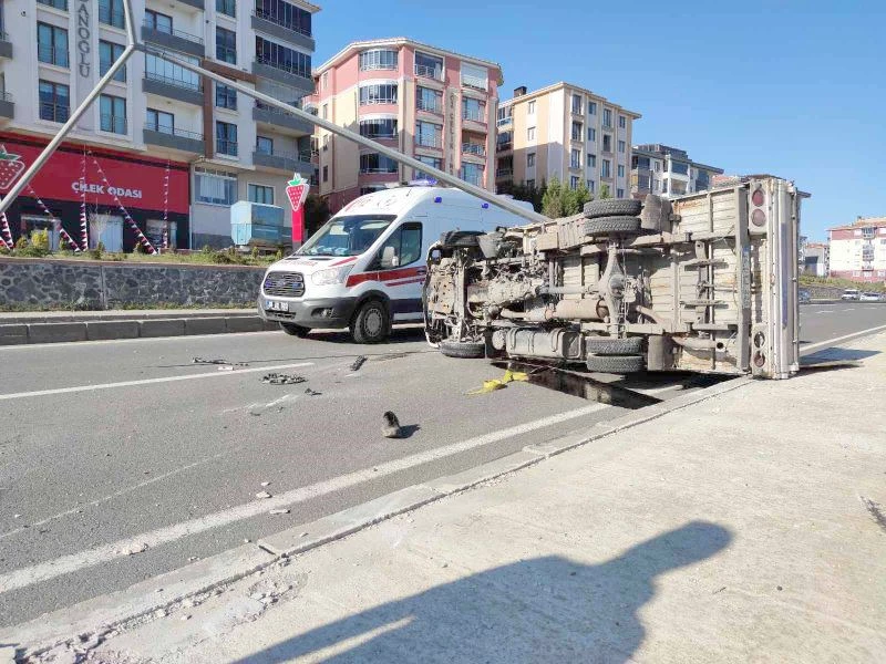 AYDINLATMA DİREĞİNE ÇARPAN KAMYONET SÜRÜCÜSÜ YARALANDI