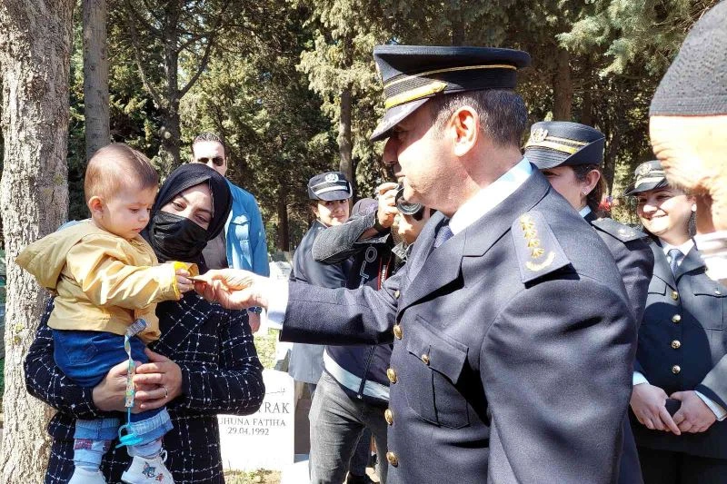 ŞEHİDİN MİNİK BEBEĞİNDEN DUYGULANDIRAN HAREKET