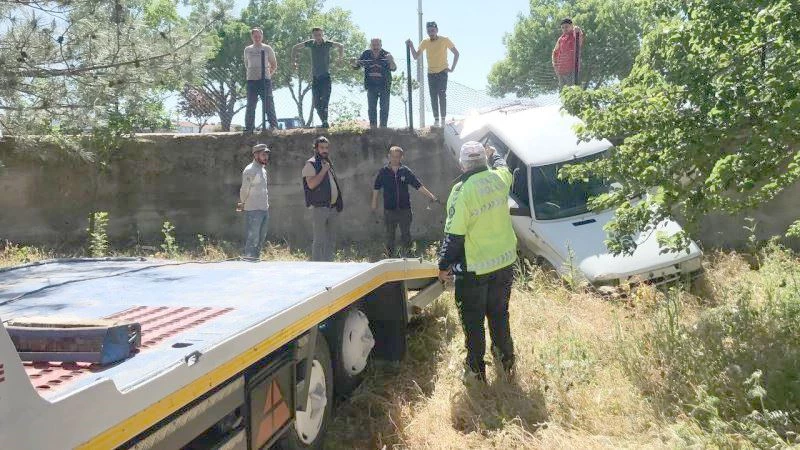 YOLDAN ÇIKAN OTOMOBİL BAHÇEYE UÇTU: 3 YARALI