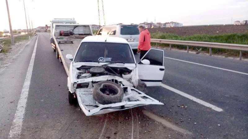 AYDINLATMA DİREĞİNE ÇARPAN OTOMOBİL HURDAYA DÖNDÜ: 5 YARALI