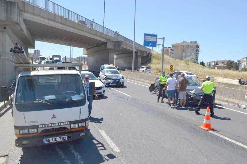 KAMYONET KASASINDAN YOLA FIRLAYAN DEMİRLER KAZAYA NEDEN OLDU