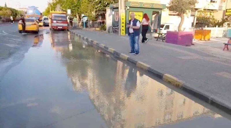 ÇORLU’DA PATLAYAN SU BORUSU YOLLARI GÖLE ÇEVİRDİ