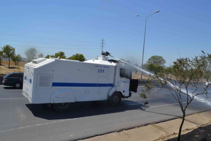 ANIZ YANGININA MÜDAHALE EDEN İTFAİYEYE POLİS TOMA’SI DA DESTEK VERDİ