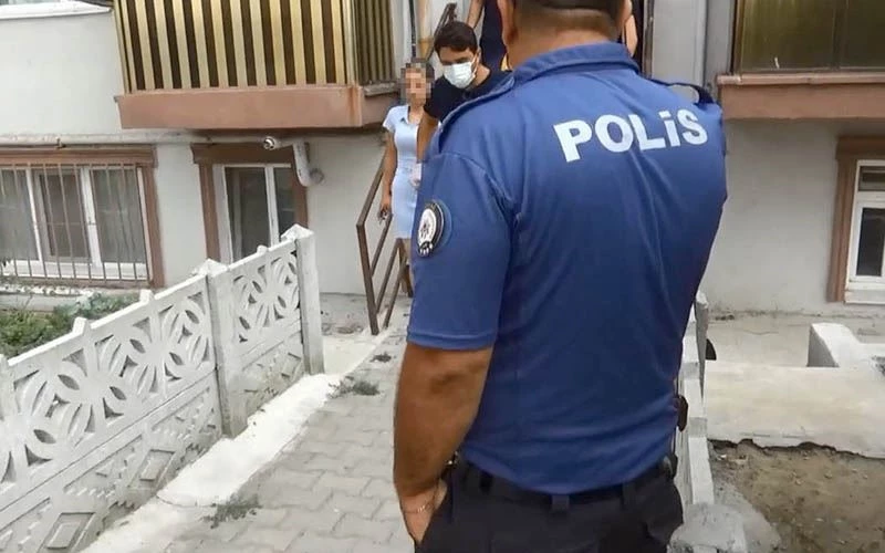 BİLEĞİNİ KESTİ!