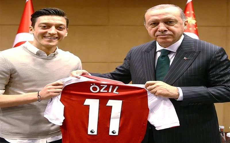 MESUT ÖZİL