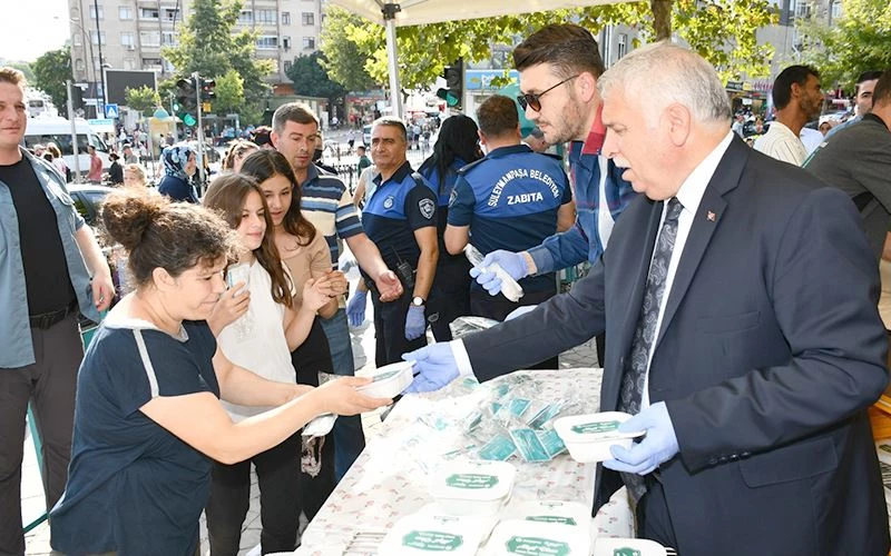 VALİ YILDIRIM, AŞURE DAĞITTI! 