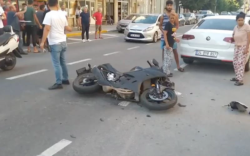 MOTOSİKLET KAMYONA ÇARPTI 