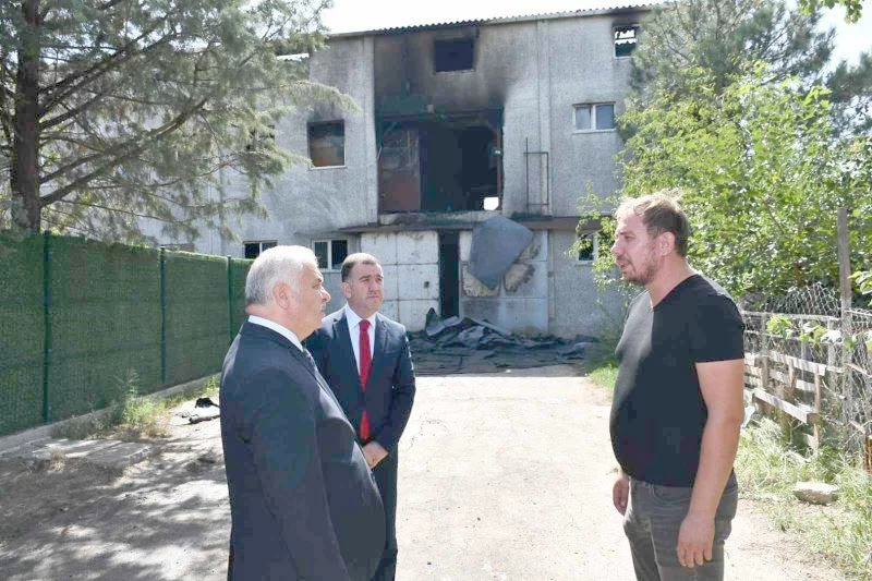 Vali Yıldırım yanan fabrikada incelemelerde bulundu