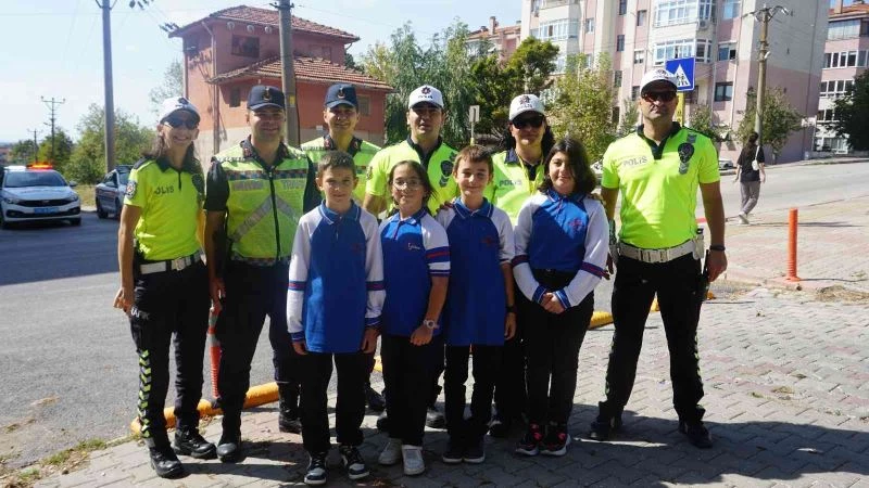 ÖĞRENCİLERDEN BÜYÜKLERE YAYA GEÇİTLERİNİ KULLANMA ÇAĞRISI