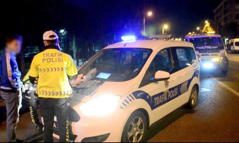 ABART EGZOZLU ARAÇLA ALKOLLÜ YAKALANAN SÜRÜCÜ ADAYI