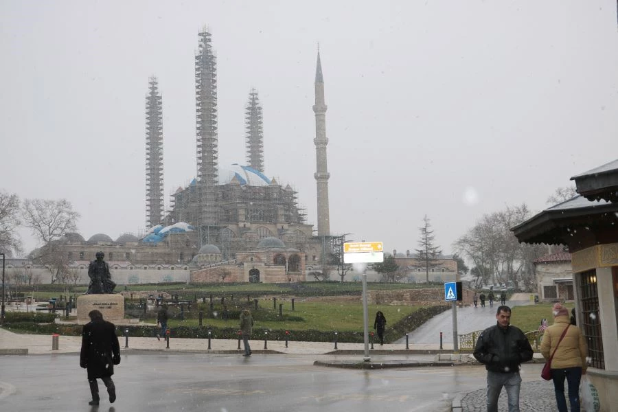 BALKANLAR’DAN GELEN KAR YAĞIŞI VATANDAŞLARI MUTLU ETTİ