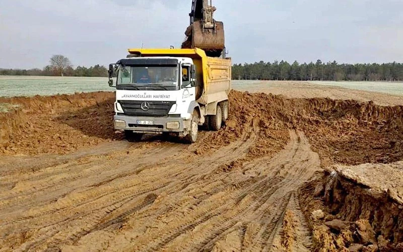 ÇERKEZKÖY’DE İNŞA EDİLECEK OLAN EĞİTİM KAMPÜSÜ ALANINA İLK KAZMA VURULDU