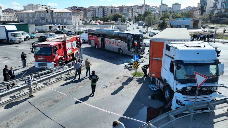 KIZILPINAR IŞIKLI KAVŞAKTA YOLCU OTOBÜSÜ TIRLA ÇARPIŞTI: 3 YARALI