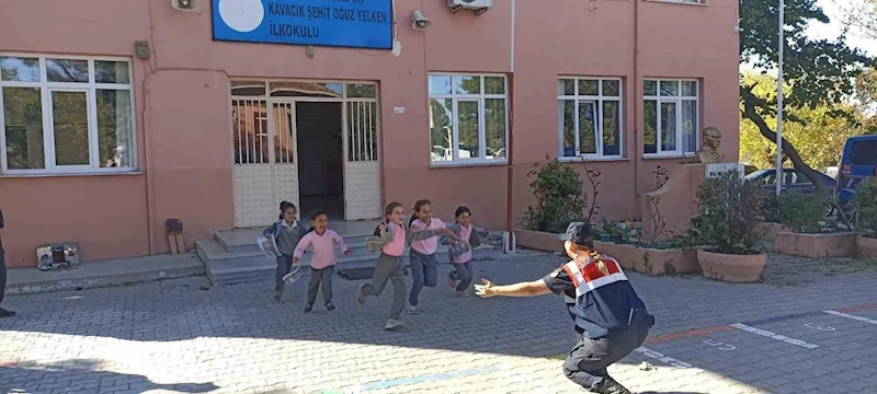 EDİRNE JANDARMASI ÇOCUKLARA VATAN SEVGİSİNİ AŞILADI