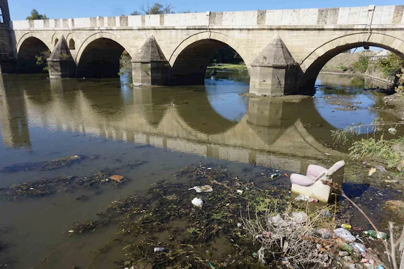 TUNCA NEHRİ’NE ATILAN KOLTUK GÖRENLERİ HAYRETE DÜŞÜRDÜ