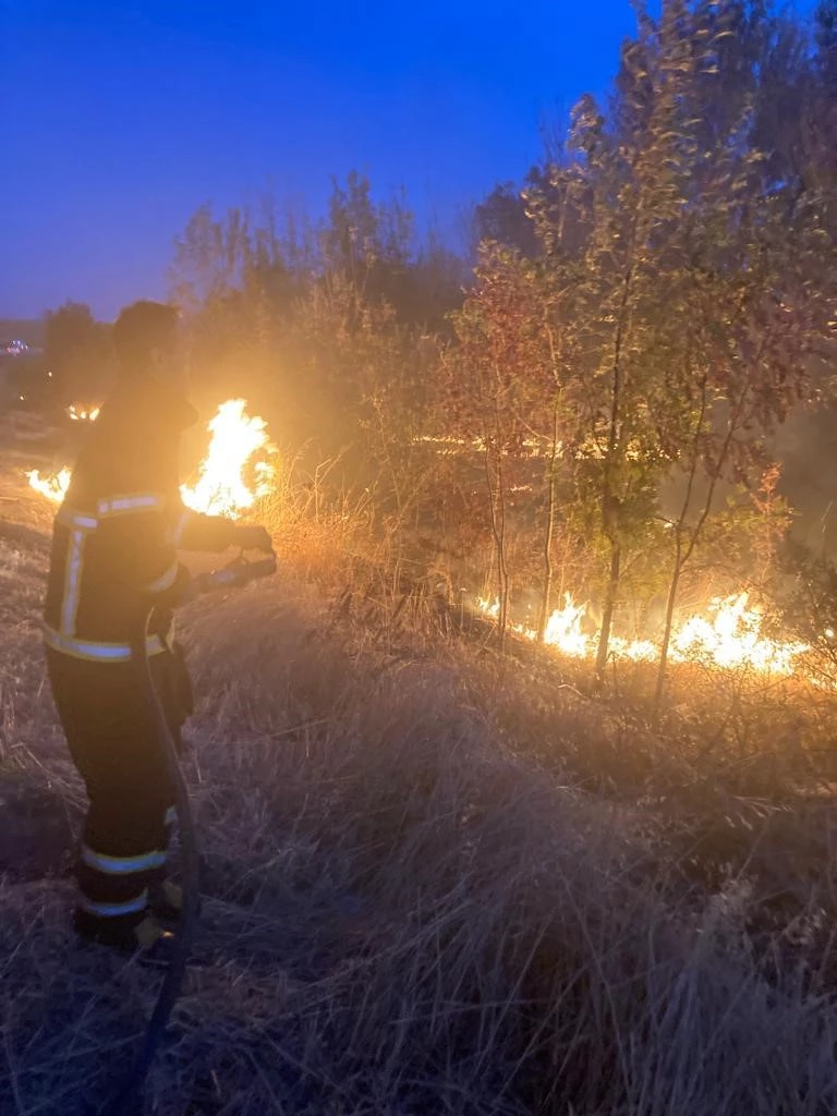 LÜLEBURGAZ TEM OTOYOLU KENARINDA YANGIN: SÜRÜCÜLER ZOR ANLAR YAŞADI