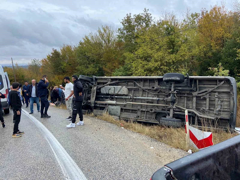 TEKİRDAĞ’DA DEVRİLEN YOLCU MİNİBÜSÜNDE 16 YARALI