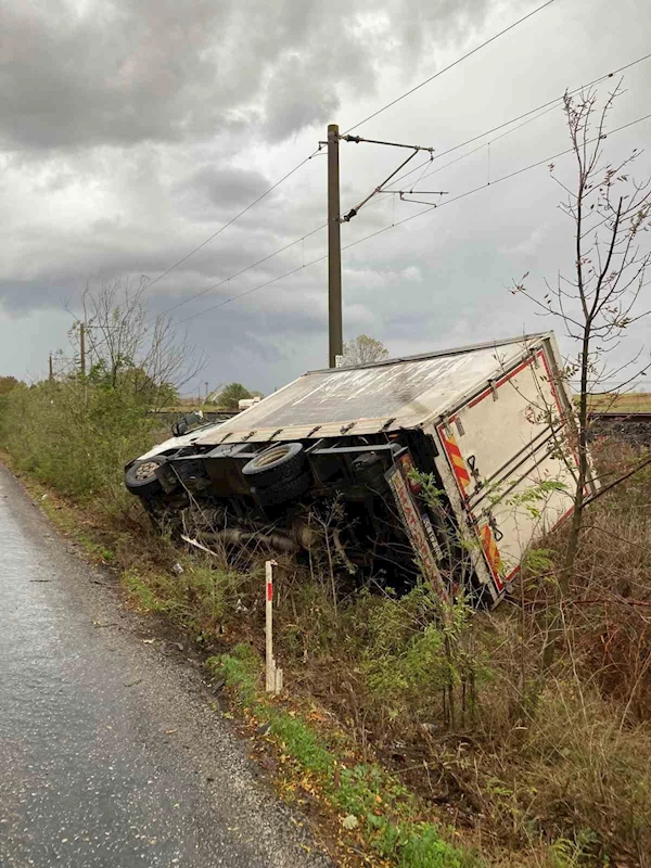 YAĞMURDA KAYAN KAMYONET YOL KENARINA DEVRİLDİ, SÜRÜCÜ SIYRIKLARLA KURTULDU