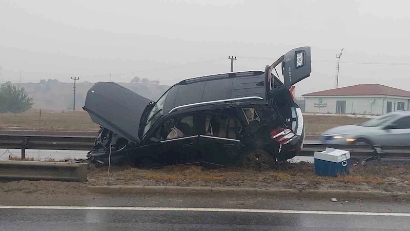 BARİYERE ÇARPAN CİP ASILI KALDI: 1 YARALI