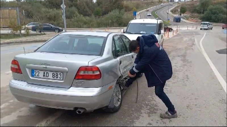 Plakası çarptığı otomobilin arka tekerleğinde takılı kaldı
