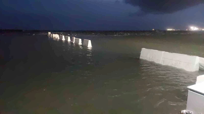 TEKİRDAĞ’DA DENİZ TAŞTI: TSUNAMİYİ ANDIRAN GÖRÜNTÜLER