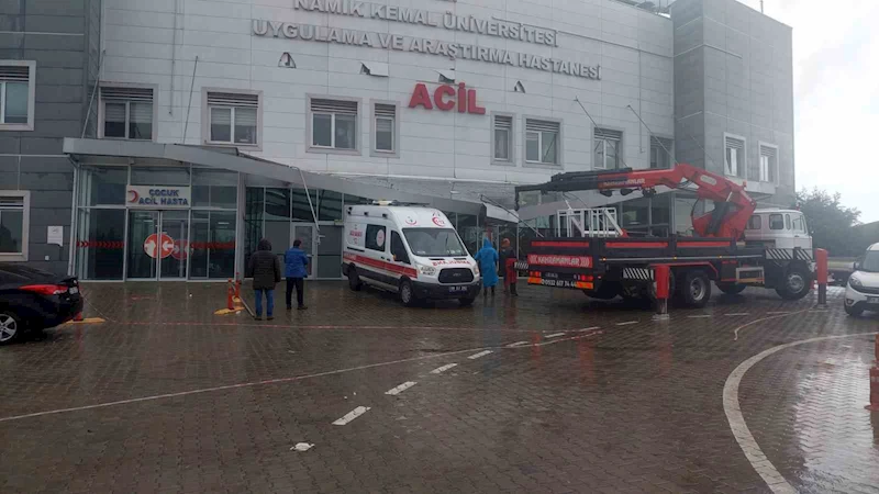 HASTANE GİRİŞİ AMBULANSIN ÜZERİNE ÇÖKTÜ