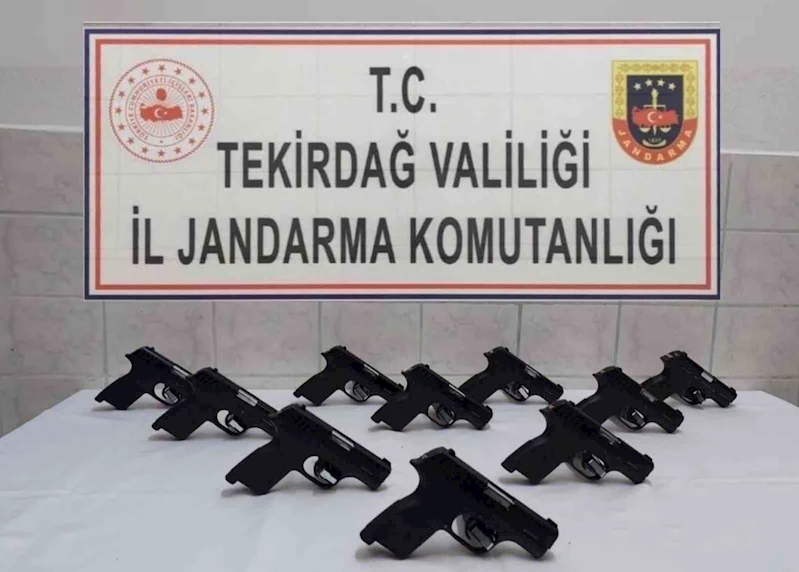 ŞÜPHELİ ARAÇTAN 10 ADET RUHSATSIZ TABANCA ÇIKTI