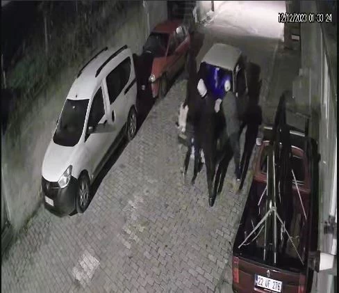 4 KİŞİNİN İTEREK ÇALDIĞI OTOMOBİL KAMERADA