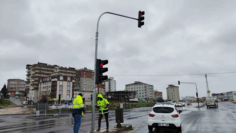 ŞİDDETLİ RÜZGAR TRAFİK IŞIKLARINI TERS ÇEVİRDİ