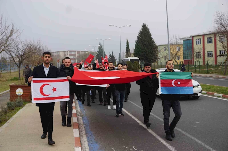 ÜNİVERSİTE ÖĞRENCİLERİNDEN TERÖRE LANET YÜRÜYÜŞÜ