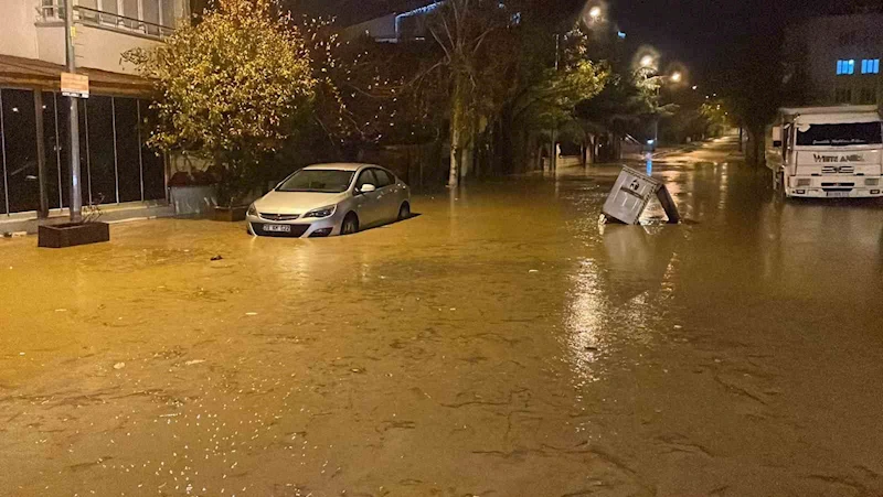 ŞİDDETLİ YAĞIŞ HAYATI FELÇ ETTİ: ARAÇLAR SUYA GÖMÜLDÜ