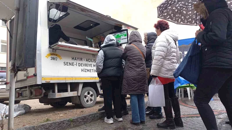  SOĞUK VE YAĞIŞLI HAVADA SICAK LOKMA KUYRUĞU