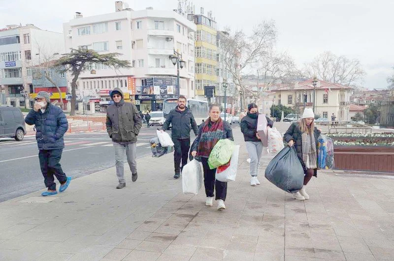 DEPREM BÖLGESİ İÇİN TEK YÜREK OLDULAR: BEBEK ARABASIYLA BİLE YARDIM TAŞIDILAR