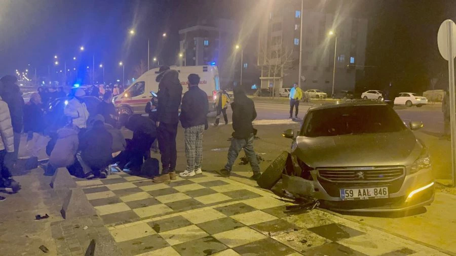 TEKİRDAĞ’DA İKİ OTOMOBİL ÇARPIŞTI: 4 YARALI