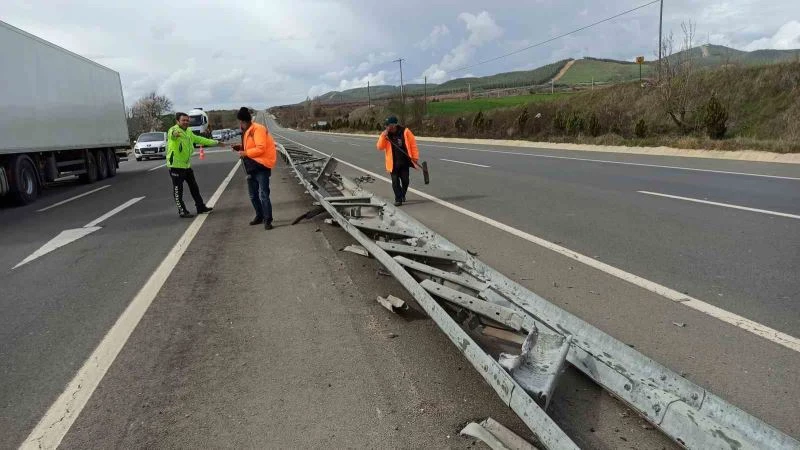 LASTİĞİ PATLAYAN TIR BARİYERLERE DALDI