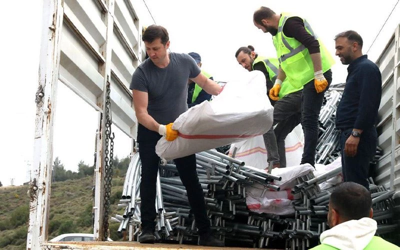 BAŞKAN AKAY VE CHP TEKİRDAĞ TEŞKİLATI DEPREM BÖLGESİNDE YARALARI SARDI