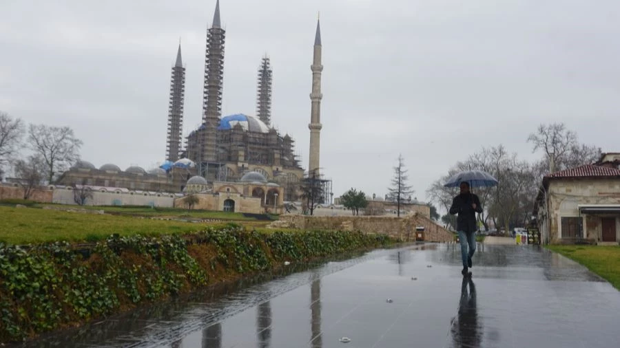 EDİRNE’DE BEKLENEN SAĞANAK ETKİSİNİ GÖSTERDİ