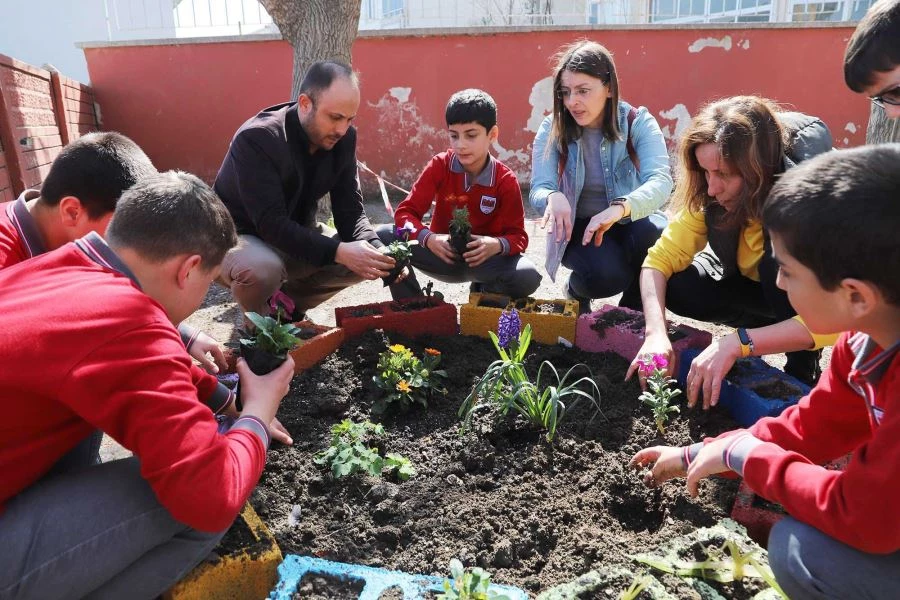 OKULUN BAHÇESİ MİNİKLERİN ELLERİYLE RENKLENDİ