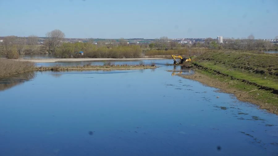 MERİÇ NEHRİ YATAĞINDAKİ KUM ÖBEKLERİ TEMİZLENİYOR