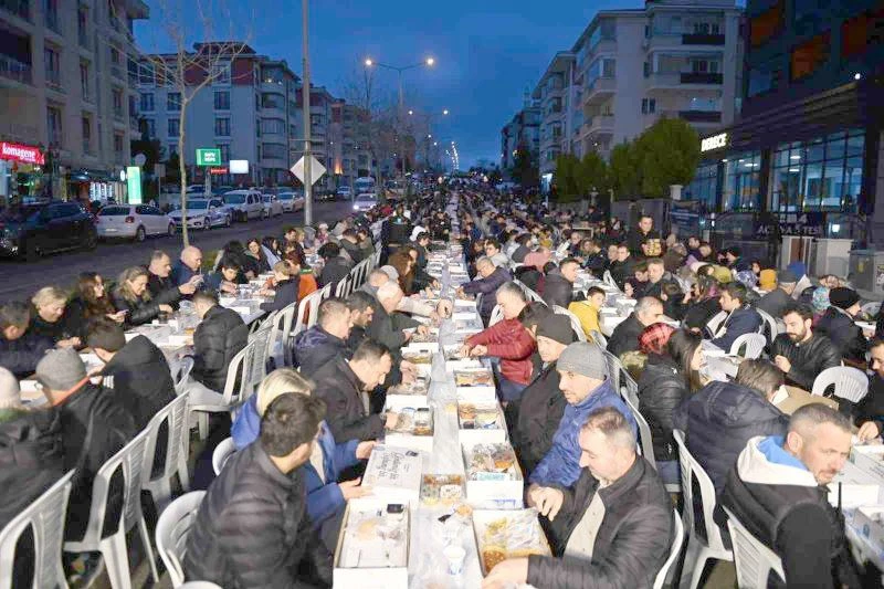 CADDE KAPATILDI, 2 BİN KİŞİ BİRLİKTE İFTAR YAPTI