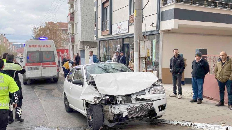 İŞSİ SERVİSİYLE OTOMOBİL ÇARPIŞTI: 1 ÖLÜ, 3 YARALI