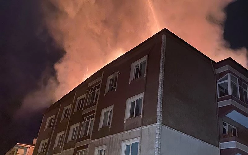 ÇORLU’DA APARTMANIN ÇATISI ALEV ALEV YANDI