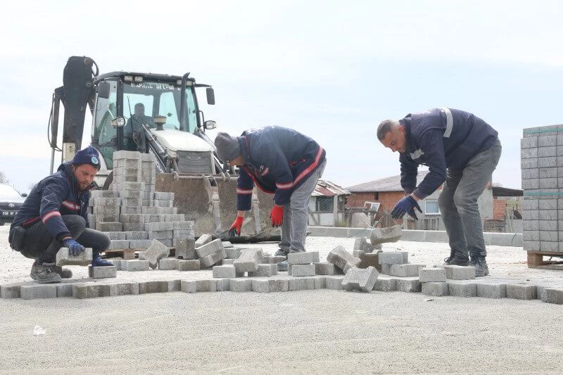 KAPAKLI’DA KİLİT TAŞ YOL YAPIM VE YAĞMUR SUYU HATTI ÇALIŞMALARI SÜRÜYOR