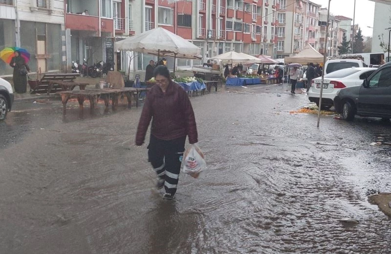 TEKİRDAĞ’DA ŞİDDETLİ YAĞIŞ: SOKAKLAR ADETA DEREYE DÖNDÜ