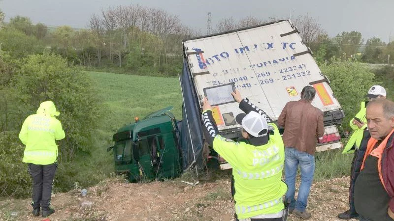 EDİRNE’DE KAYGANLAŞAN YOLDA TIR TARLAYA UÇTU: 1 YARALI