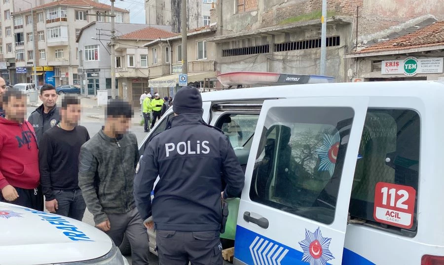 ÇORLU’DA 3 KAÇAK GÖÇMEN YOL KENARINDA SELFİE ÇEKERKEN YAKALANDI