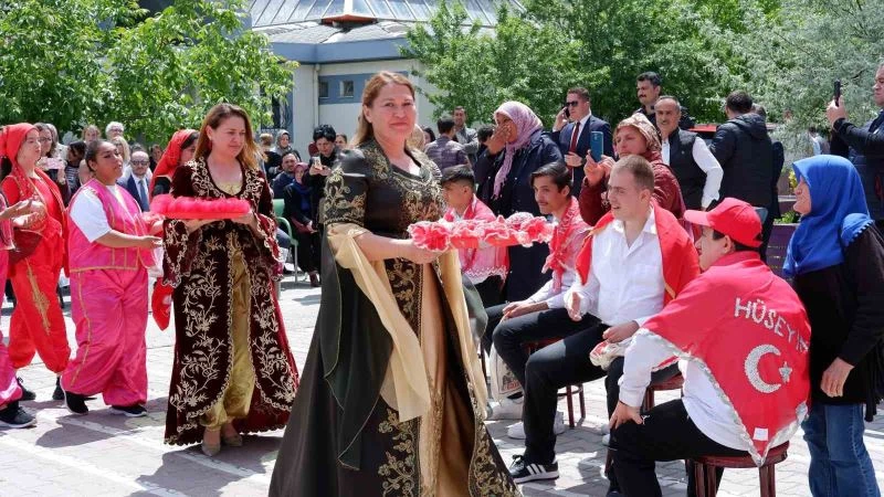 ENGELLİ ÖĞRENCİLERE ’ASKER KINASI’ TÖRENİNDE DUYGU DOLU ANLAR YAŞANDI