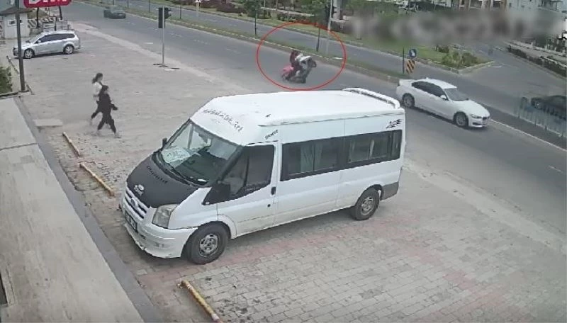 MOTO KURYENİN ŞAHA KALDIRMA ŞOVU KAZAYLA BİTTİ: O ANLAR KAMERADA