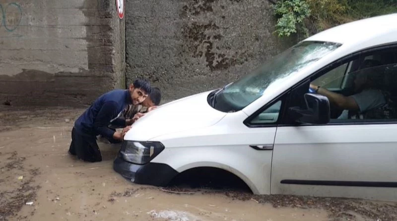 EDİRNE’DE ARAÇLAR MAHSUR KALDI, VATANDAŞ GÖLE DÖNEN YOLA OLTA ATTI